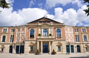 https://de.wikipedia.org/wiki/Richard-Wagner-Festspielhaus#/media/File:Richard-Wagner-Festspielhaus_2016_(Frontansicht,_unverh%C3%BCllt_nach_Sanierung).jpg